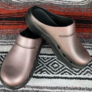 OOFOS OOClogs Men’s 7 Women’s 9 in Galaxy